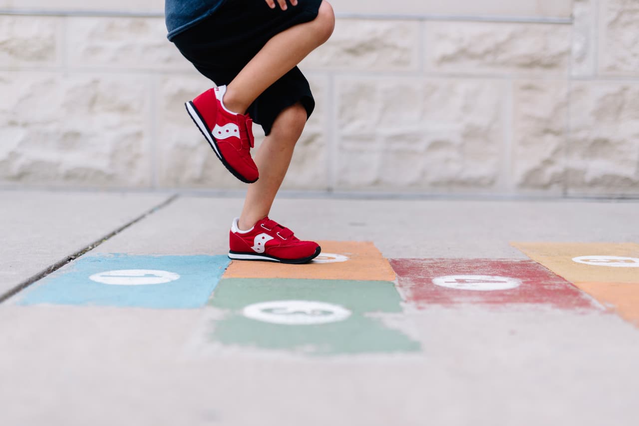 La AAP sostiene que
<b> facilitar el impulso natural del niño a jugar </b>contribuye en mayor medida al aprendizaje que las motivaciones externas como las notas.