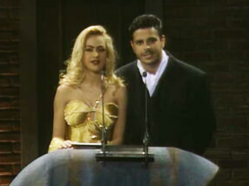 La primera presentadora de la entrega de 1993 fue Paulina Rubio, al lado de Luis Enrique. Esta fue la primera vez que la 'Chica Dorada' pisaba el escenario de Premio Lo Nuestro.
