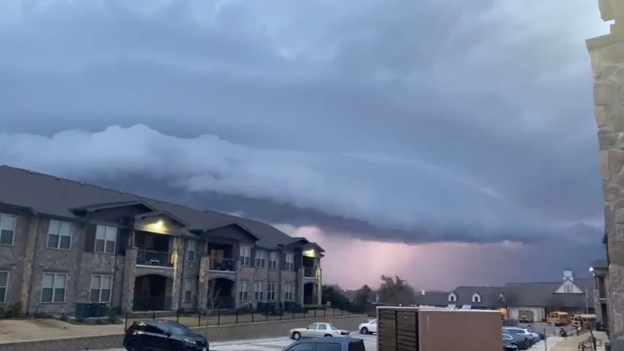 En 
<b>Forney</b>, Texas, también hubo fuertes 
<b>tormentas con relámpagos y estruendos, </b>por la noche se reportó un descenso en las temperaturas.