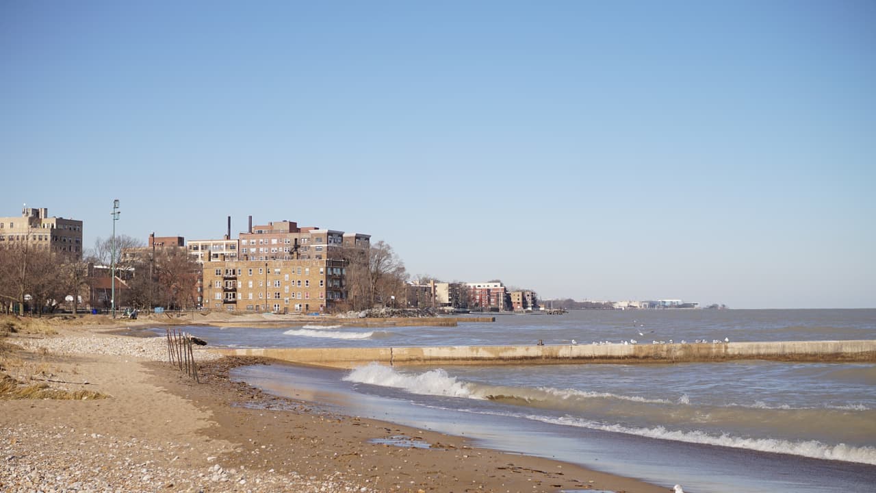 El fuerte oleaje también dañó la playa Loyola (que verás a través de esta imagen). Con el proyecto, buscan colocar piedras para rellenar las playas Howard y Rogers y bardas para empujar la costa hacia el lago y evitar que el agua siga erosionando el área.