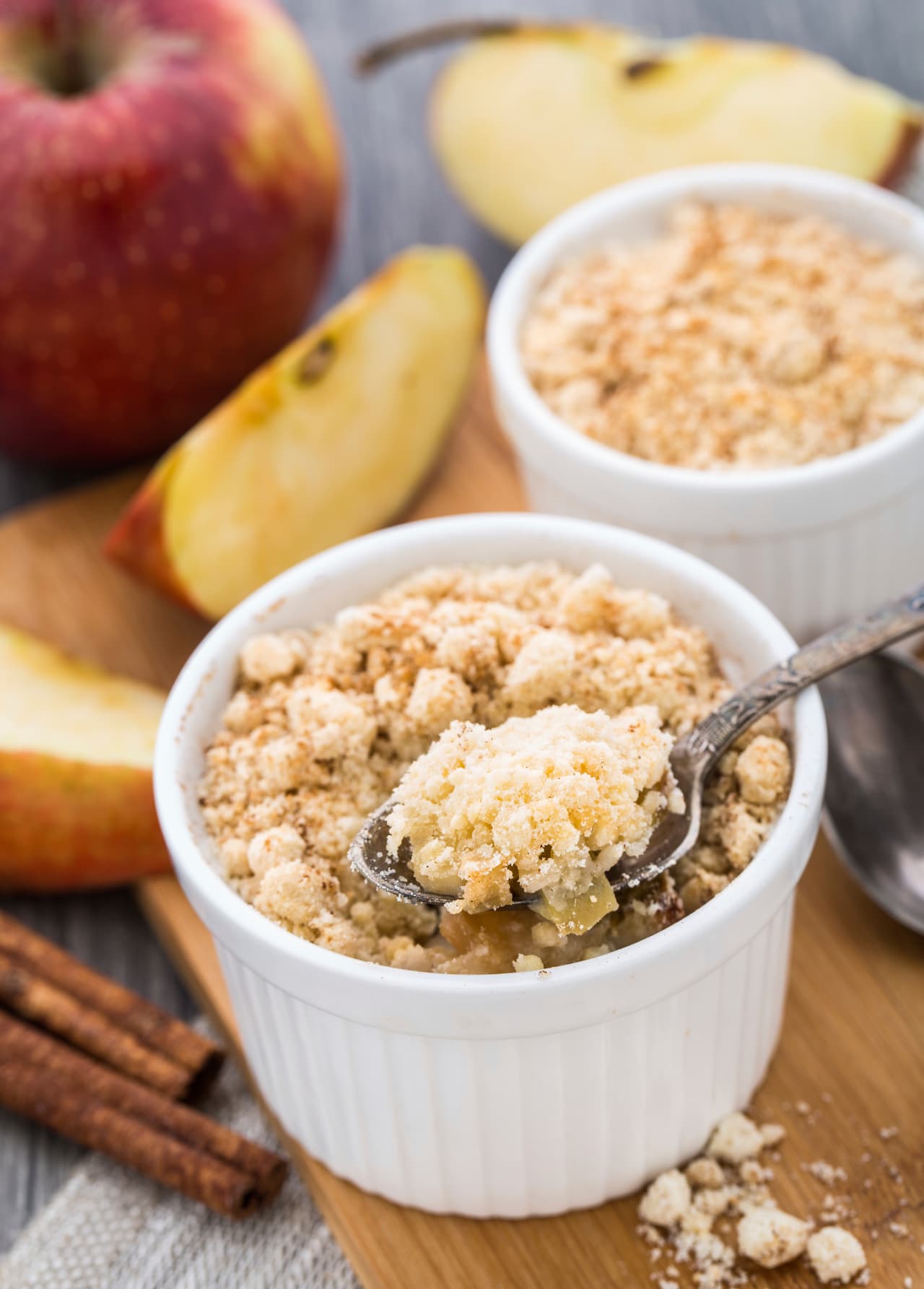 Crumble de manzana. Si eres fan de la canela y lo dulce, este postre lo repetirás. Una masa con sabor a esta especie se añade a manzanas calentadas con mantequilla. ¿El resultado? Una grumosa, saludable y exquisita mezcla de sabores