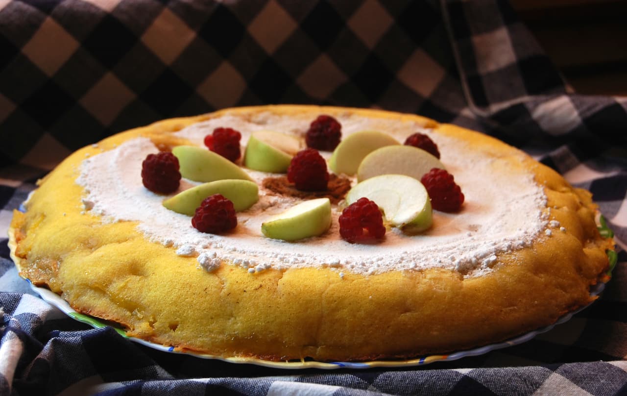 Tarta de manzana sobre chocolate blanco. Esta mezcla de distintos postres puedes hacerla con sólo un par de ingredientes y unas horas libres, añadiendo además chocolate blanco que sorprenderá por su riquísimo sabor.