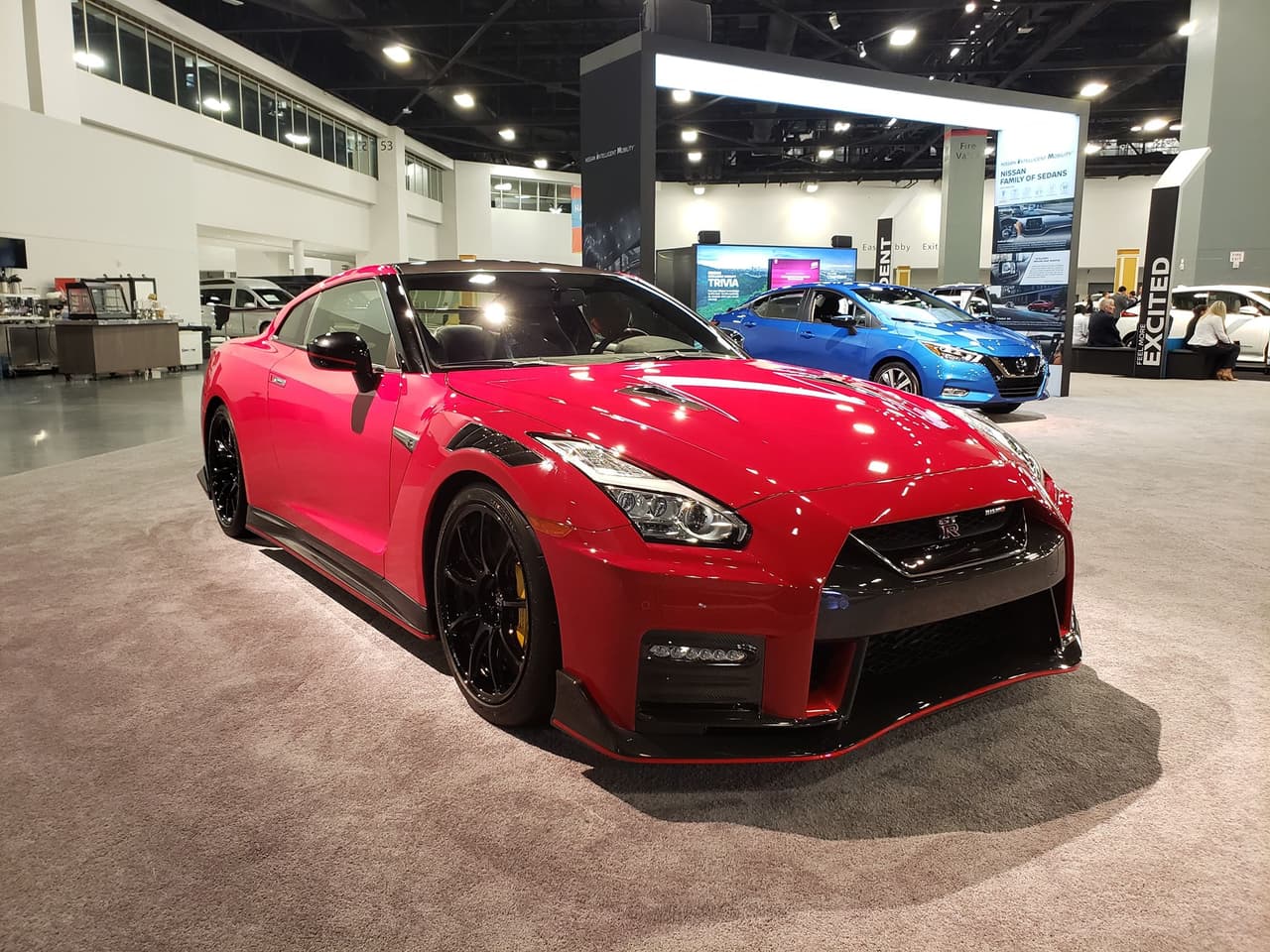 <b>Nissan GT-R NISMO 2020</b>
<br>
<br>Se trata del ‘Godzilla’ más peligroso de todos. Este Nissan GT-R Nismo 2020 toma la tecnología aplicada en los carros de competición del alto rendimiento para mejorar su respuesta y aerodinámica, monta un motor V6 de 3.8 litros twin-turbo que genera 600 caballos de fuerza e incorpora muchos elementos de fibra de carbono que reducen su peso en 44 libras. El resultado: un superdeportivo que pertenece en las pistas, pero que también se siente cómodo en las carreteras.