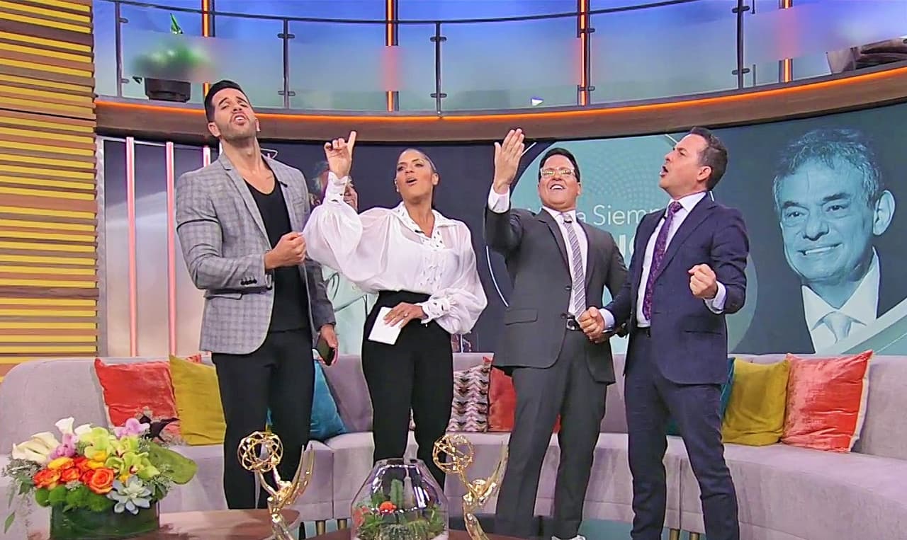 Aunque la voz no era tan armoniosa y trabajada como la del intérprete, cantaron al unísono con el sentimiento a flor de piel.