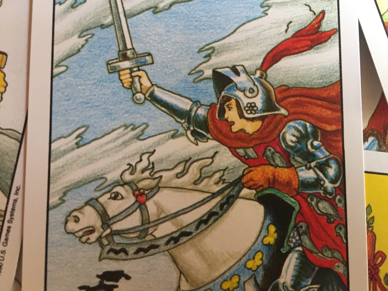 De todas maneras, esa faceta de su personalidad, tan aventurera y directa, puede atraer en un principio a la gente para que lo sigan, pero el caballero tal vez no esté pensando en las necesidades y prioridades de los demás, sino más bien en las suyas. Hay que tener cuidado de no estar llevando 'a la ruina' a otra persona (amigos, pareja, familia) en nuestro camino.