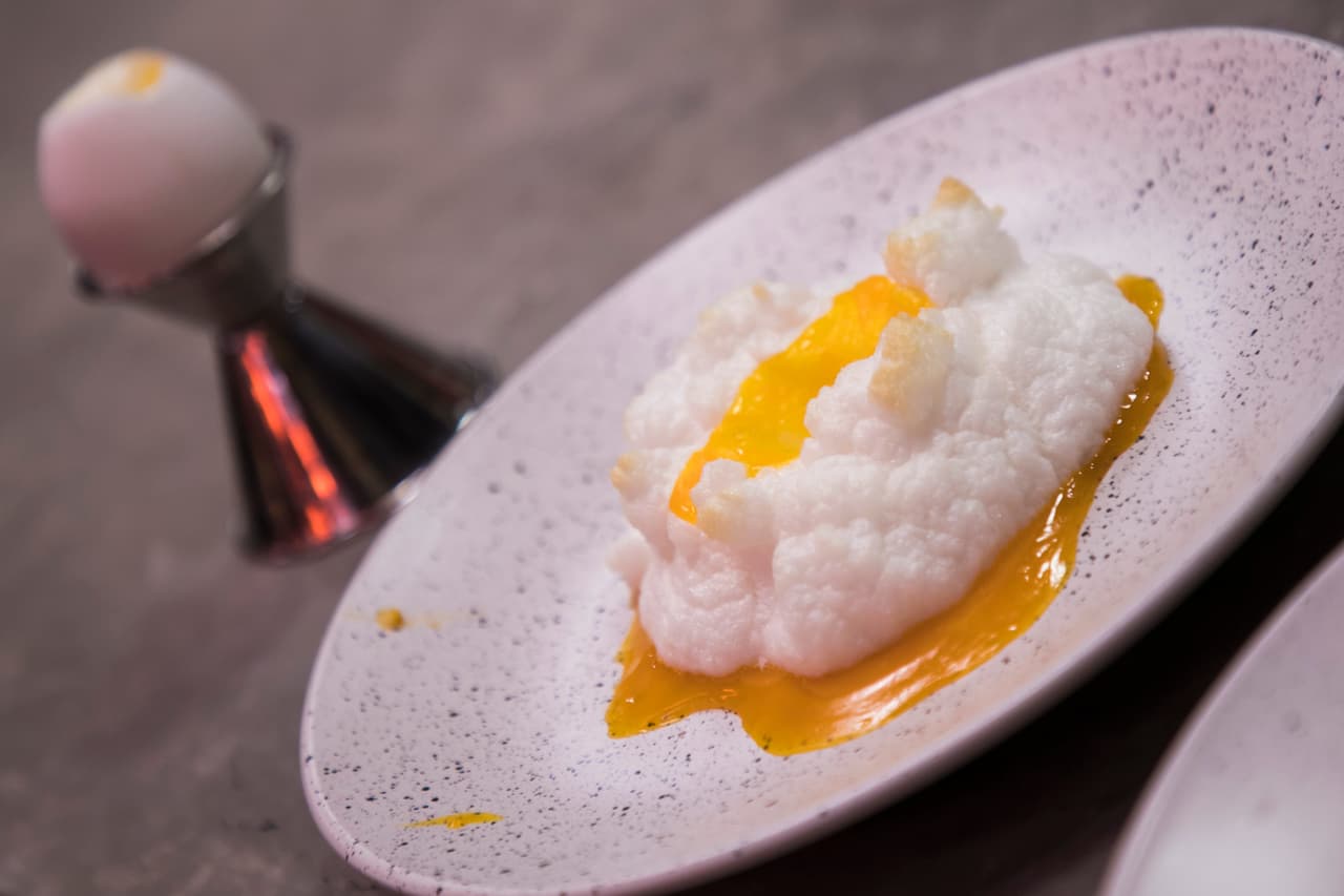 Lo primero que los chefs notaron fue que la yema del huevo nube se había reventado. "Es que se quedó pegada en el sartén", confesaron las participantes.