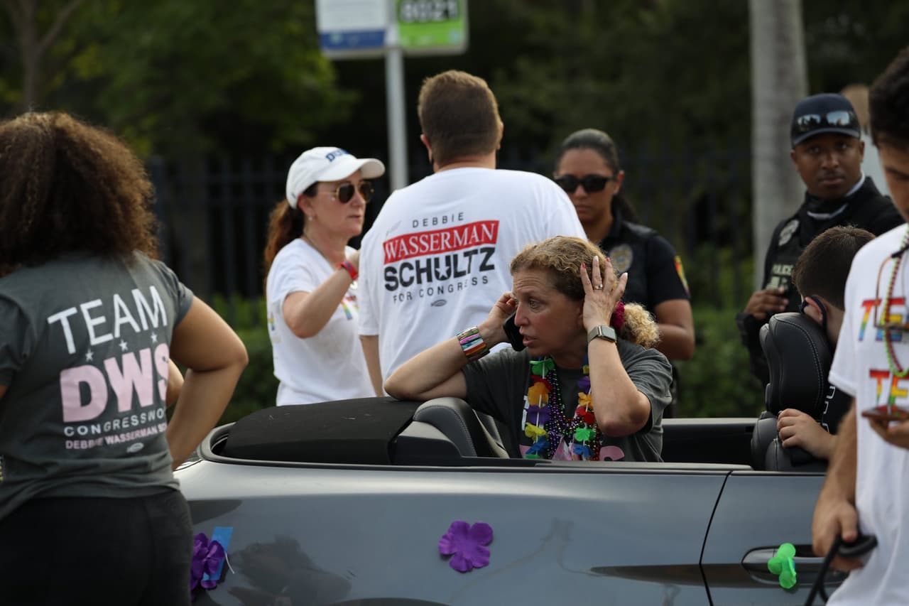 "Estoy profundamente conmocionada y devastada porque una vida se perdió y otros fueron seriamente heridos en el desfile del orgullo gay Wilton Manors Stonewall”, dijo en una declaración Wasserman Schultz. 
<br>