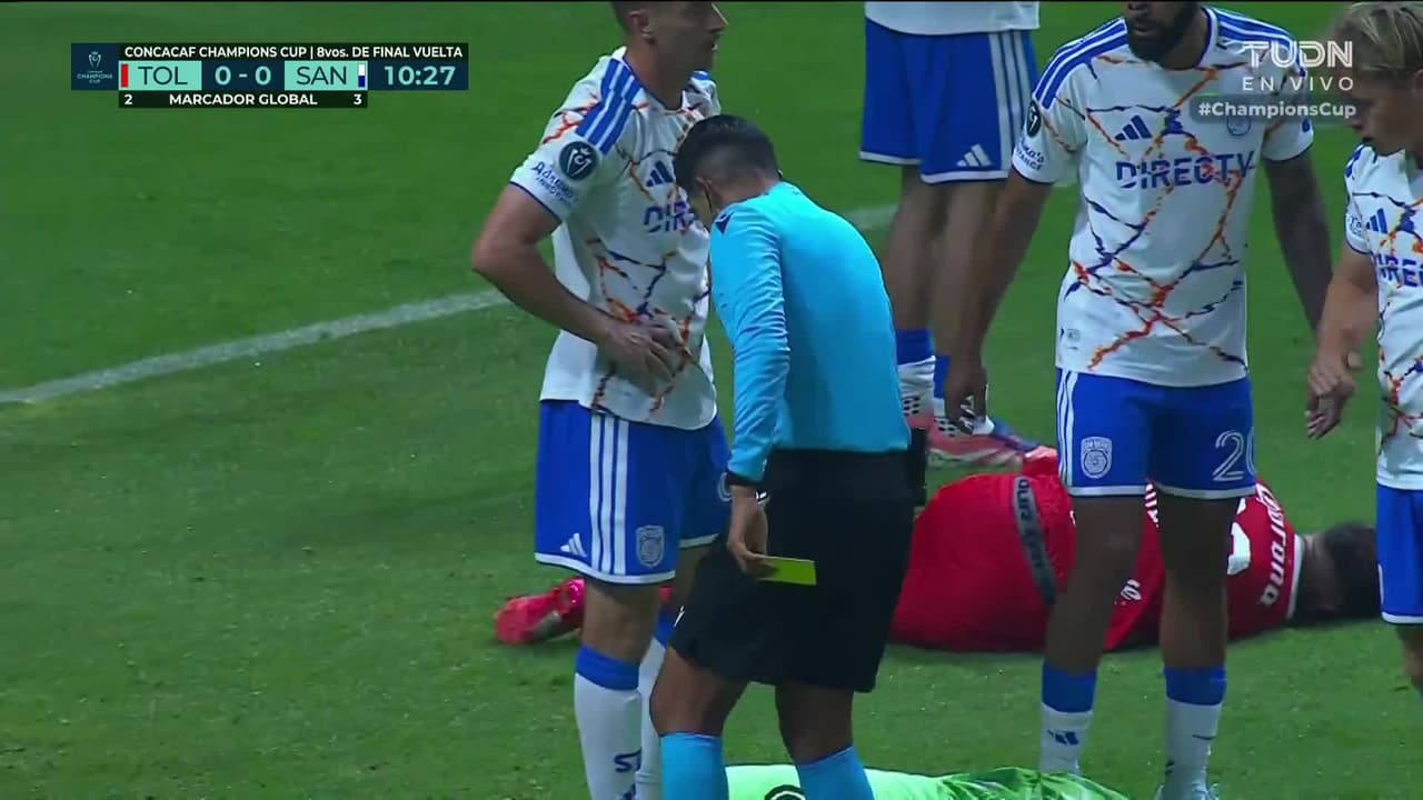 ¡Golpazo! Paulinho atropella a Ferrer y le deja rodillazo a la cabeza