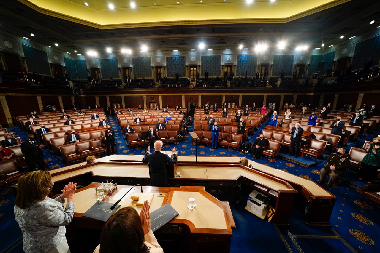 <b>Aforo limitado.</b> Debido a la 
<a href="https://www.univision.com/temas/pandemia">pandemia</a> del coronavirus se hicieron 
<a href="https://www.univision.com/noticias/politica/primer-mensaje-de-biden-al-congreso-pandemia-2021">modificaciones al tradicional formato</a> de un discurso presidencial en el Congreso. En lugar de las 1,600 personas que suelen asistir a un evento de esta magnitud y significado, el aforo fue limitado a 200 personas. Al mismo tiempo legisladores fueron instados a proponer una lista de invitados, pero "virtual". Por el poder judicial solo asistió el presidente de la Corte Suprema, John Roberts. 
<br>