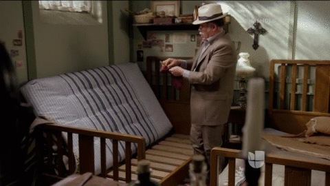 Al buscar en cada una de las habitaciones, encontraron el arma homicida debajo del colchón de Andrés.