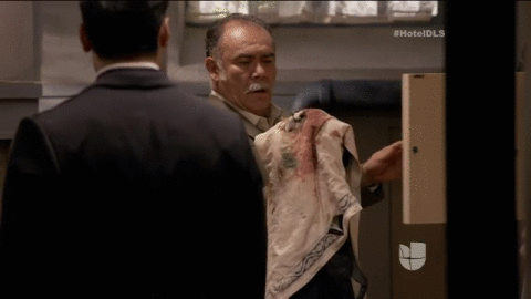 Tras la inspección en las habitaciones, el Detective encontró el uniforme ensangrentado de Cristina.