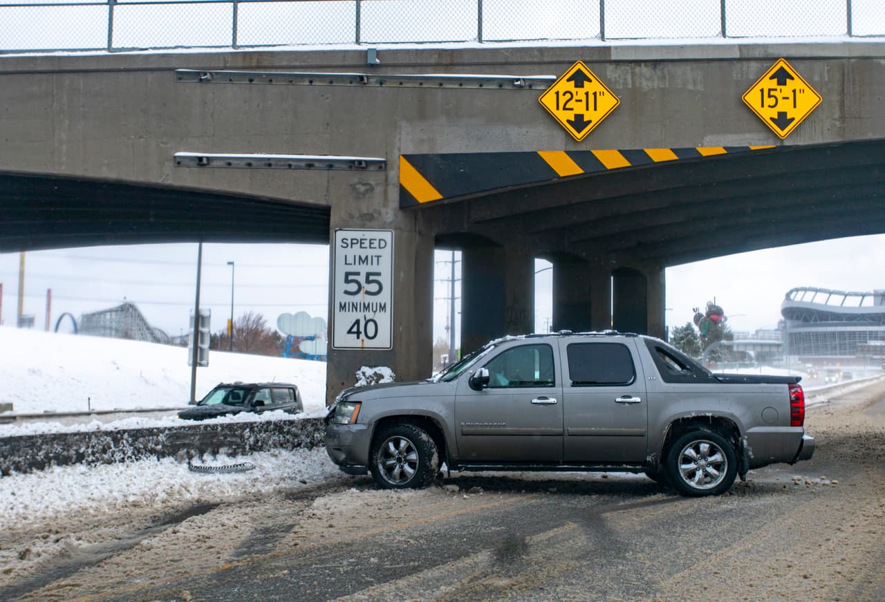 <b>Ata un paño de color brillante, preferiblemente rojo, a su antena o puerta</b>. Si tu auto queda atascado, el brillo del color permitirá que los rescatistas lo identifiquen. Es fundamental que sea rojo, porque es el color de auxilio.