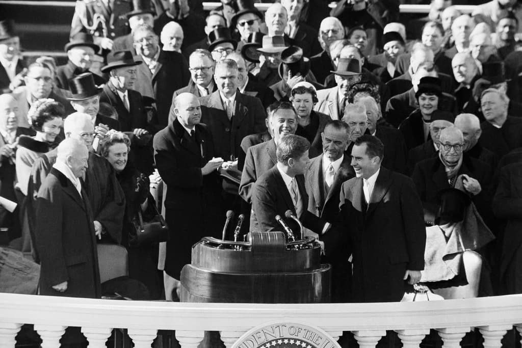 Richard Nixon y John F. Kennedy estrechan sus manos al cierre de la toma de posesión de Kennedy el 20 de enero de 1961.