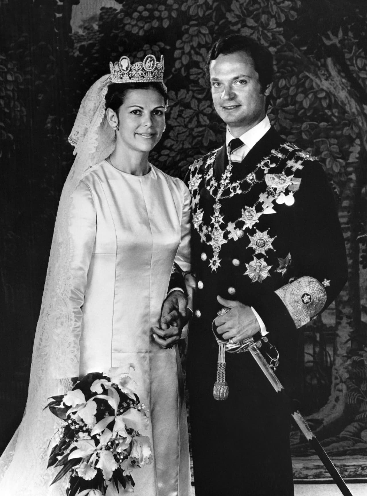 <b>1976 - Silvia Sommerlath and King Karl Gustav of Sweden </b>
<br>The bride 
<a href="http://www.revistavanityfair.es/realeza/articulos/40-anos-de-la-boda-de-silvia-y-carlos-gustavo-de-suecia-abba-dancing-queen/22496">who had been a Latin flight attendant</a> chose a minimalist gown of marbled silk and long sleeves by Dior. The veil was suspended from an impressive 
<a href="http://www.thepracticalgemologist.com/jewelry-history-1/2015/8/4/the-swedish-cameo-tiara">tiara of cameos</a>, which Emperor Napoleon had given Josephine in the 19
<sup>th</sup> century.