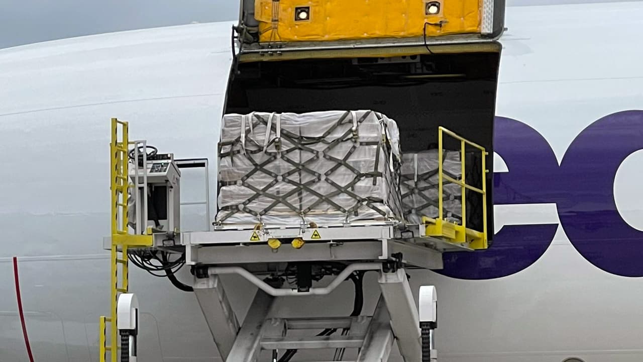 Segundo cargamento de leche de fórmula arriba al aeropuerto Dulles desde Alemania