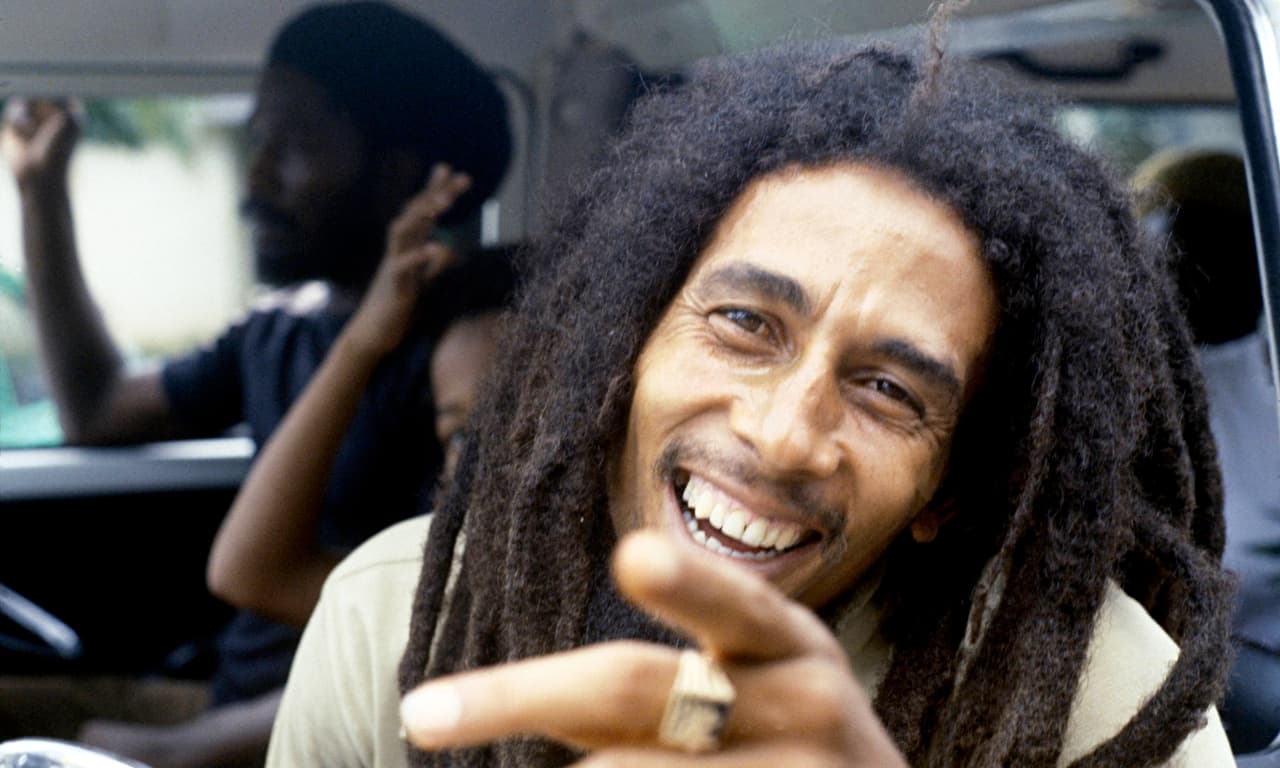 El quinto puesto lo tiene el cantante de reggae 
<b><a href="https://www.univision.com/musica/bob-marley-es-recordado-en-su-70-aniversario">Bob Marley, quien a más de 30 años de su muerte</a></b>, generó 23 millones de dólares.