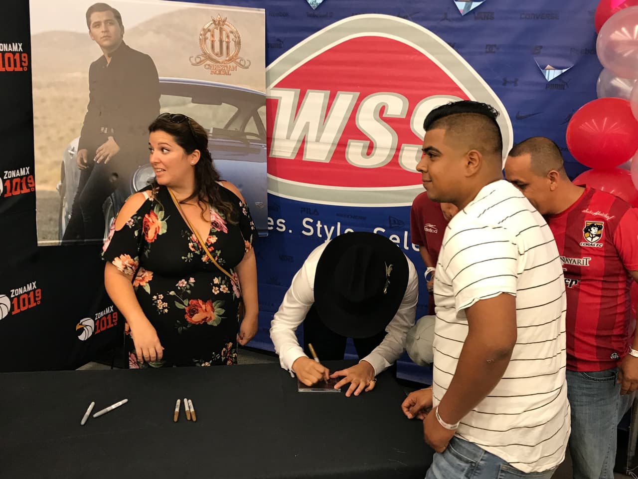 El Bueno, La Mala y El Feo llenaron las calles de seguidores de Christian Nodal para su primer encuentro con sus fans en la ciudad de Los Ángeles.