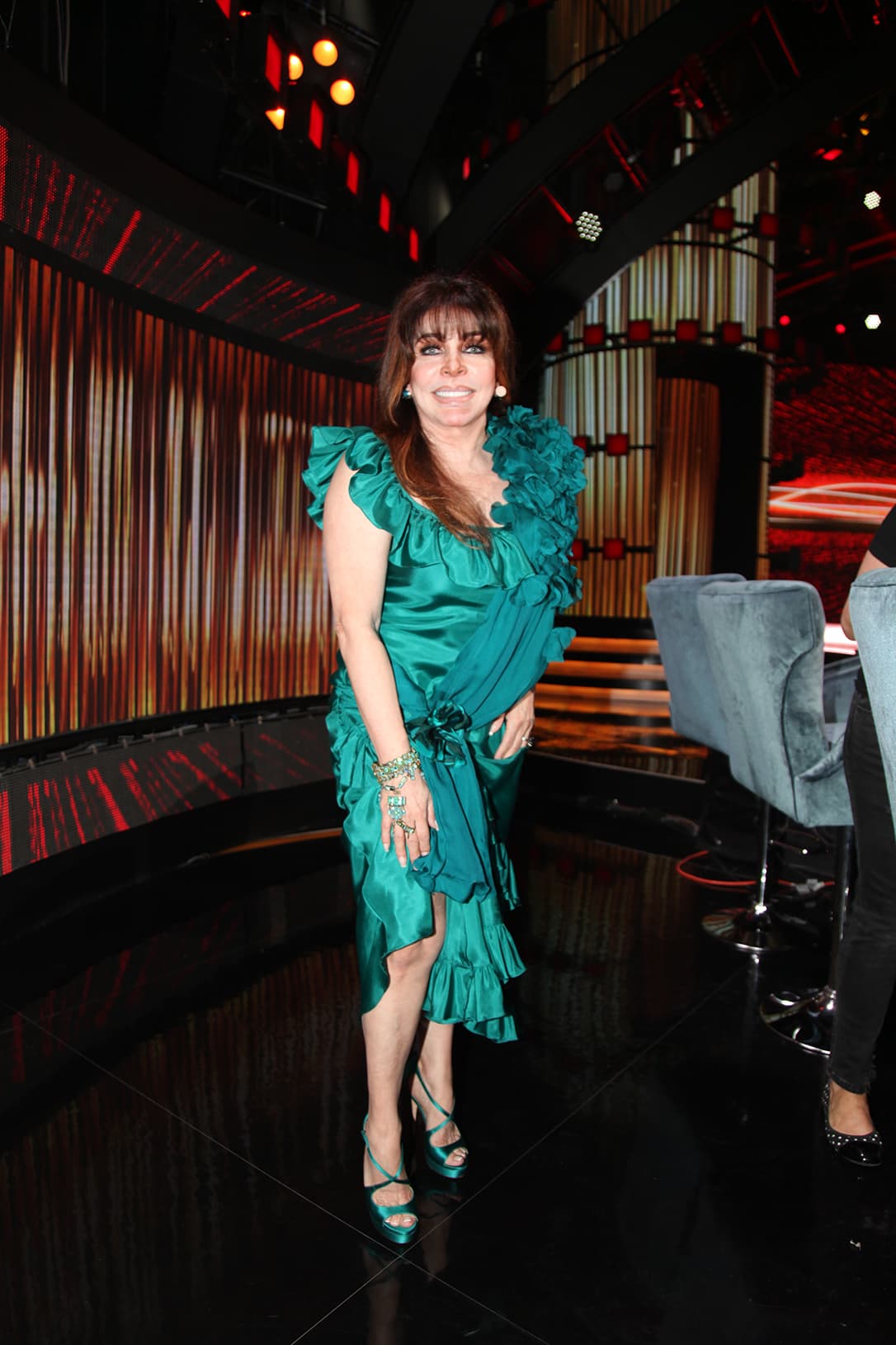 En la octava noche de Pequeños Gigantes, Verónica Castro volvió a utilizar un vestido, y una vez más se decidió por la tonalidad esmeralda. Las sandalias de satín que llevaba esa noche eran del mismo color.