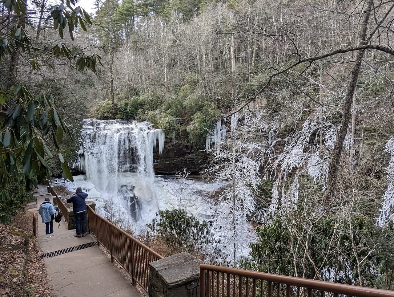 <b>Dry Falls</b>. Desde el estacionamiento, una corta caminata te lleva a la cascada que se encuentra debajo. Si el clima es especialmente frío, la caída podría incluso estar completamente congelada. Asegúrate de revisar el pronóstico del tiempo y la condición de las carreteras antes de ir.
<br>
<br>
<b><a href="https://goo.gl/maps/wSvzWGYaYJY7UY398">Cómo llegar</a></b>