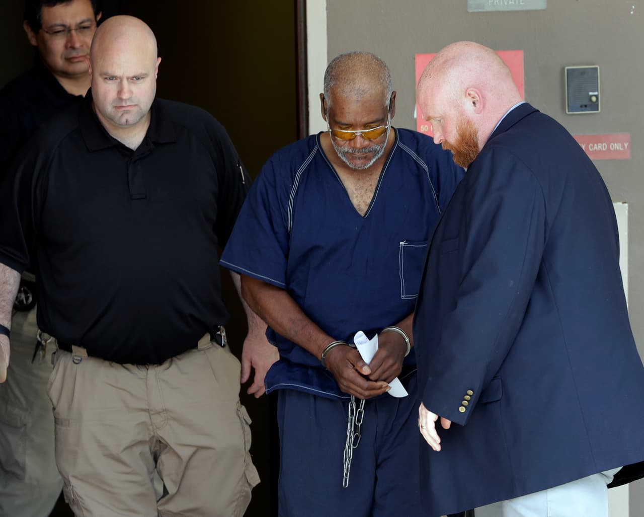 El conductor del camión, James Bradley Jr., a la salida de la audiencia. Declaró que transportaba el vehículo desde Schaller, Iowa, hasta Brownsville, Texas, y que allí se lo entregaría a su nuevo dueño.