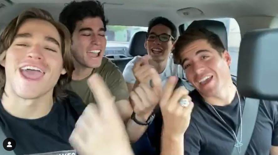 <b><a href="https://www.univision.com/shows/noticiero-univision/guayaquil-una-de-las-zonas-de-ecuador-mas-afectadas-por-el-coronavirus-no-da-abasto-con-los-cadaveres-video" target="_blank">"Estoy muy triste"</a></b>, compartió, "es muy lamentable que mi ciudad, la ciudad más bonita del mundo para mí, esté pasando por un momento y unas horas tan oscuras". 
<br>