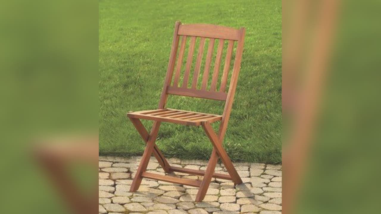 Foldable Wood Patio Chairs by Linon Home Décor Products.
<br>La silla puede colapsarse inesperadamente si la persona se sienta en el borde del asiento, lo que representa un peligro de caída.
<br>Fechas de venta: febrero de 2014 a febrero de 2015.
<br>Contacto: Linon Home Décor Products al 800-262-1852 o visite el
<a href="https://www.linon.com/" target="_blank">sitio web</a>.