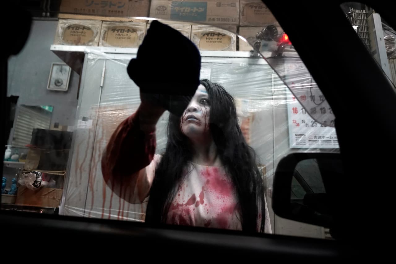 Al finalizar el 'espantoso' recorrido, los ‘zombies’ limpian la sangre falsa de los autos y cualquier otra posible fuente de contagio.