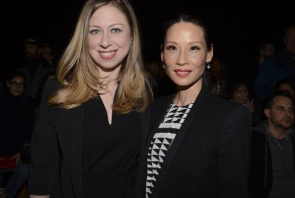 Chelsea Clinton no perdió la oportunidad de ver los últimos diseños de otoño.