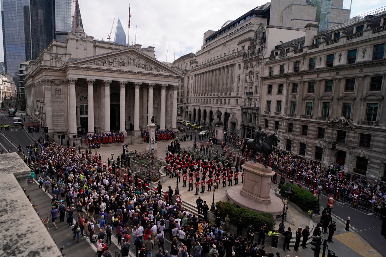 Público y participantes se reúnen antes de 
<b>la segunda lectura pública de la proclamación en la ciudad de Londres, en el Royal Exchange, la Bolsa de Valores de <a href="https://www.univision.com/temas/londres">Londres</a>, tras la proclamación del rey Carlos III.</b>
<br> 
<br> 
<br>