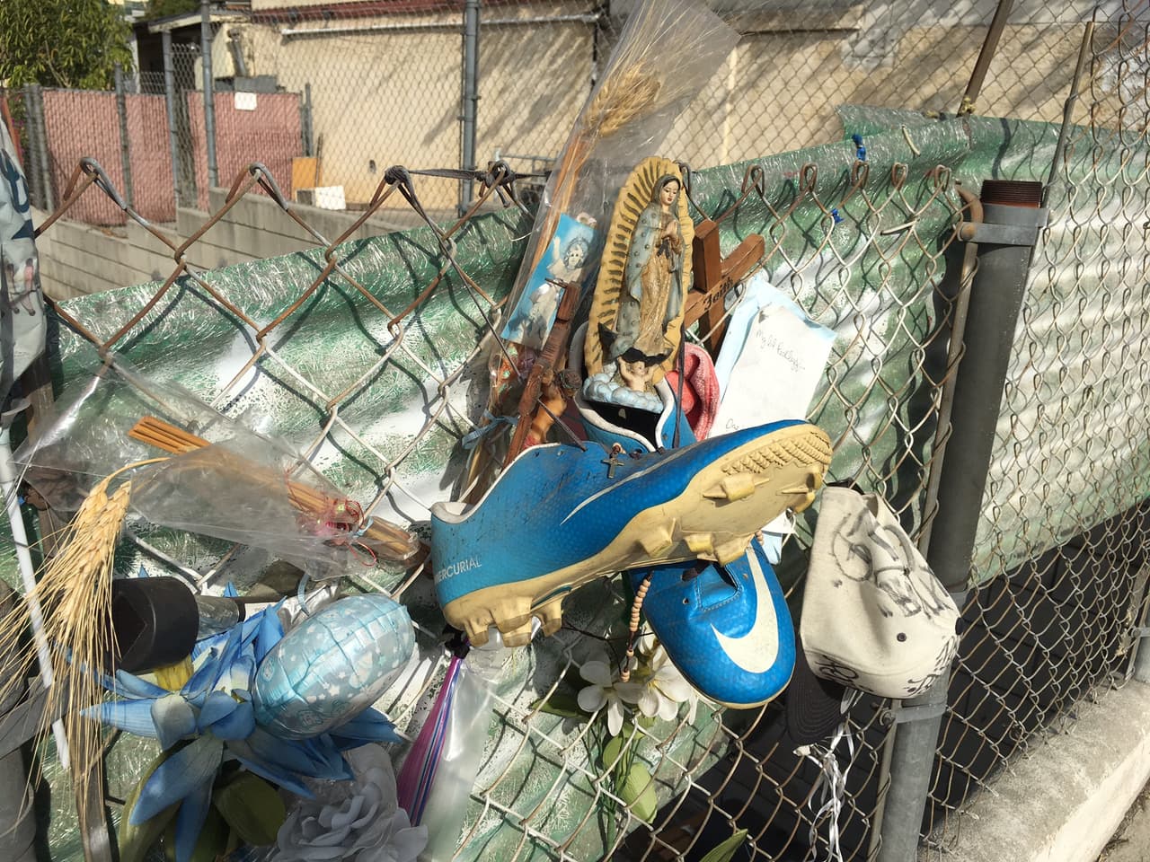 Los tacos de futbol que usó el chico José Méndez cuelgan en una calle del barrio de Boyle Heights donde fue muerto a tiros por la Policía de Los Ángeles en febrero de 2016.