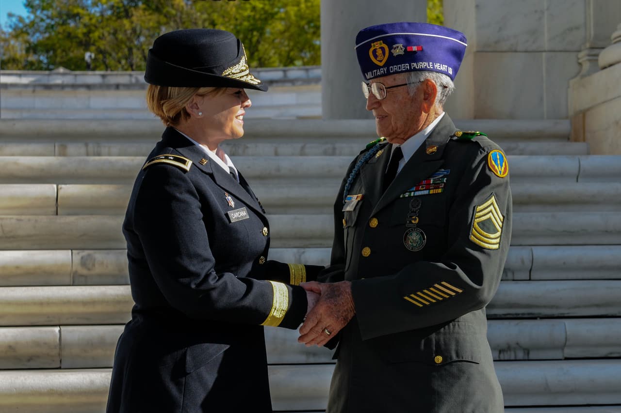 Es mujer, madre de cuatro hijos, esposa y fiel servidora de las fuerzas armadas. Es la primera mujer hispana, nacida y criada en Puerto Rico, en llegar a ocupar el prestigioso puesto. Su misión es continuar rompiendo la brecha y aumentar la presencia de mujeres en la milicia y posciones de poder.