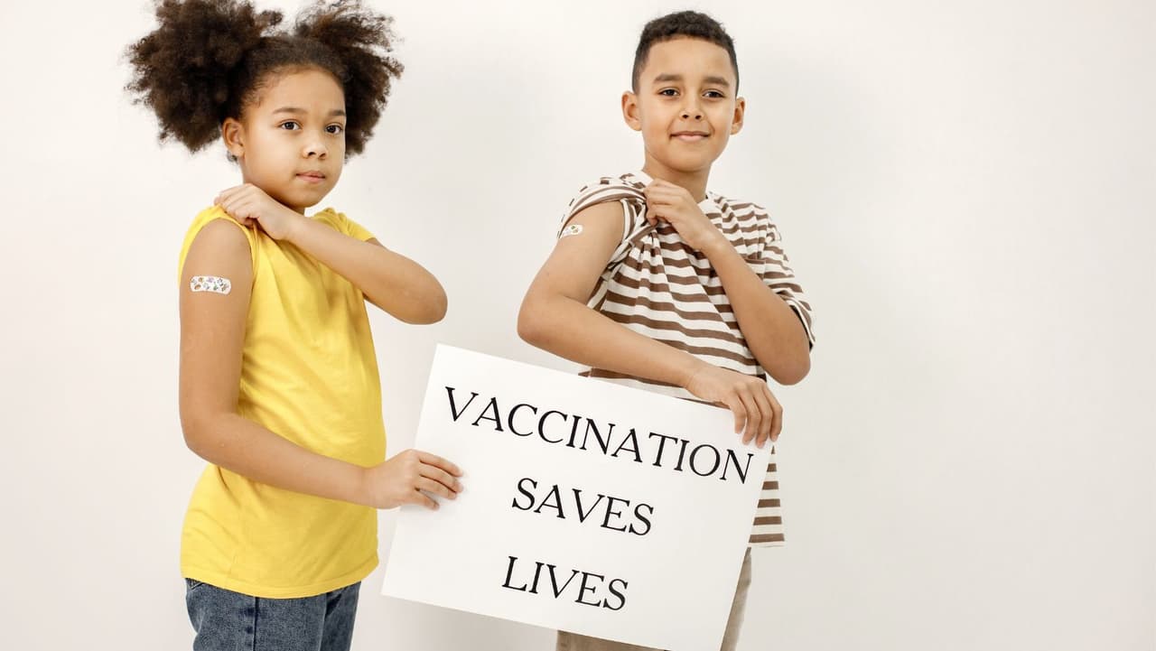 Las grandes cadenas de farmacias están administrando vacunas contra el COVID a niños mayores de 3 años. CVS tiene dosis disponibles ahora en sus MinuteClinics. Es necesario registrarse en CVS.com o Minuteclinic.com. Walgreens anticipó que las dosis estarán disponibles para niños mayores de 3 años para el sábado 25 de junio y recomienda programar citas a través de Walgreens.com/ScheduleVaccine, la aplicación de Walgreens o llamando al 1-800-Walgreens. Se espera que RiteAid reciba dosis a finales de esta semana y también requiere una cita, que se puede hacer ahora a través de RiteAid.com/schedule.
<br>