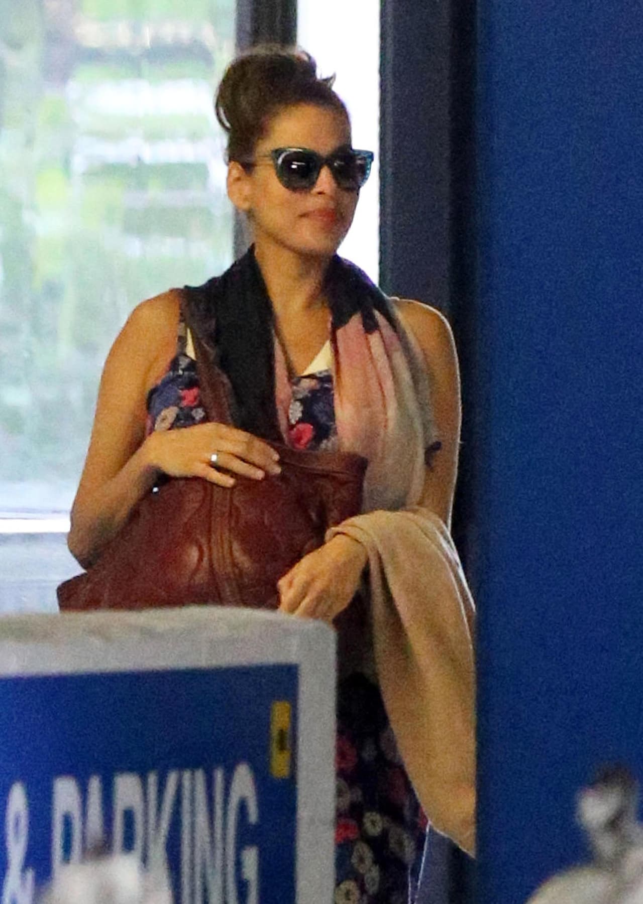 A su salida del doctor, Eva fue captada en el estacionamiento.