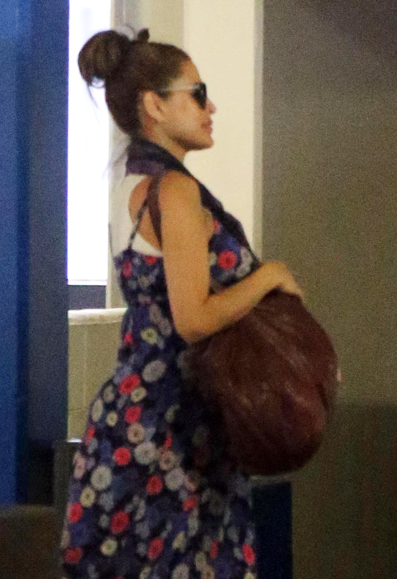 Ahí la esperaba en un auto su esposo, el actor Ryan Gosling.