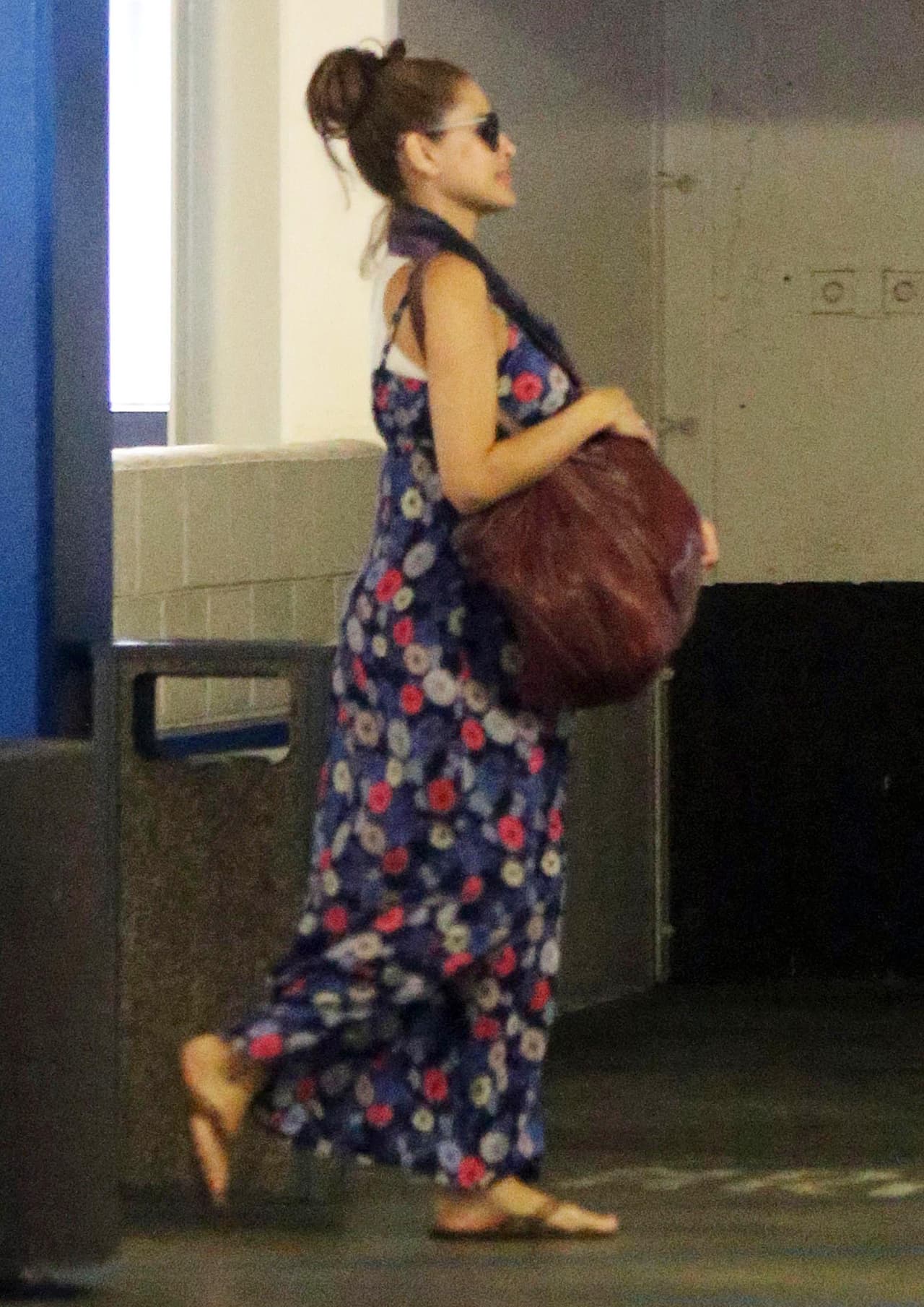 Mendes usó un gigantesco bolso para ocultar su pancita.