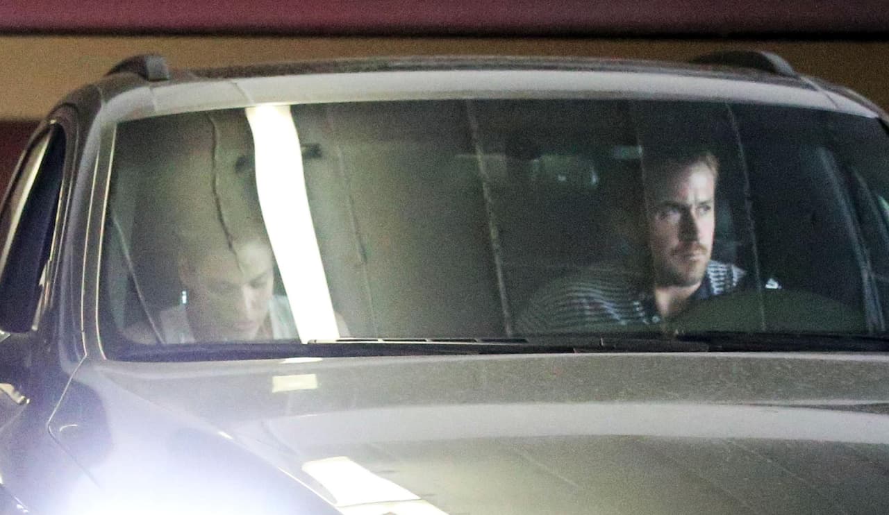 Eva y Ryan saliendo del estacionamiento del doctor.