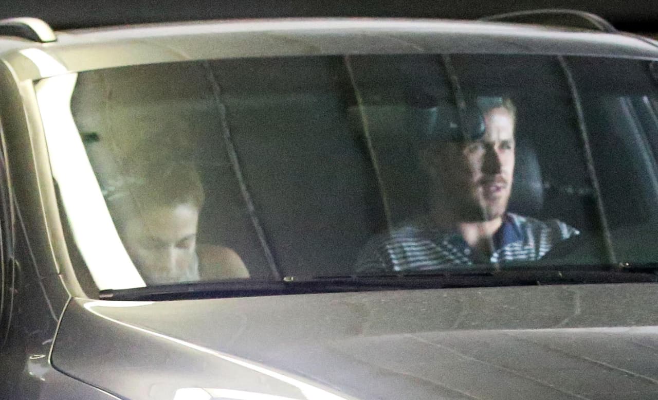 Acá vemos al actor frente al volante.