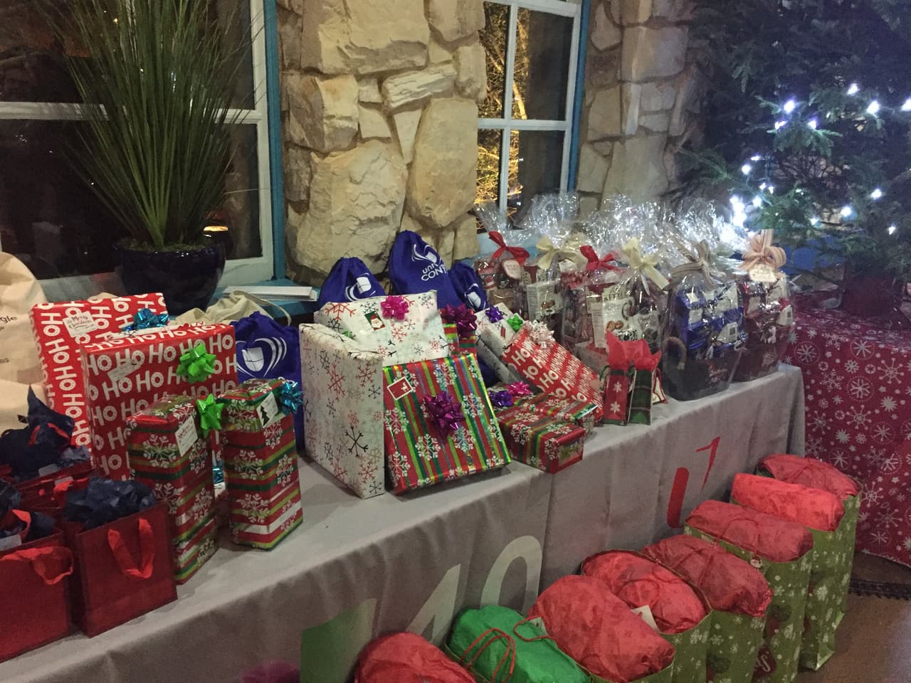 Las familias disfrutaron de una cena deliciosa en compañía del equipo que diariamente lleva a la comunidad las noticias más relevantes de la región.