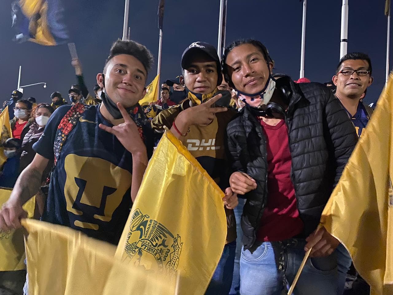 Autoridades de la Alcaldía Coyoacán resguardaron el perímetro del Estadio Olímpico Universitario horas antes del cotejo, pero nada detuvo a los hinchas auriazules para alentar a su escuadra en el primer episodio de la Gran Final del Guard1anes 2020.