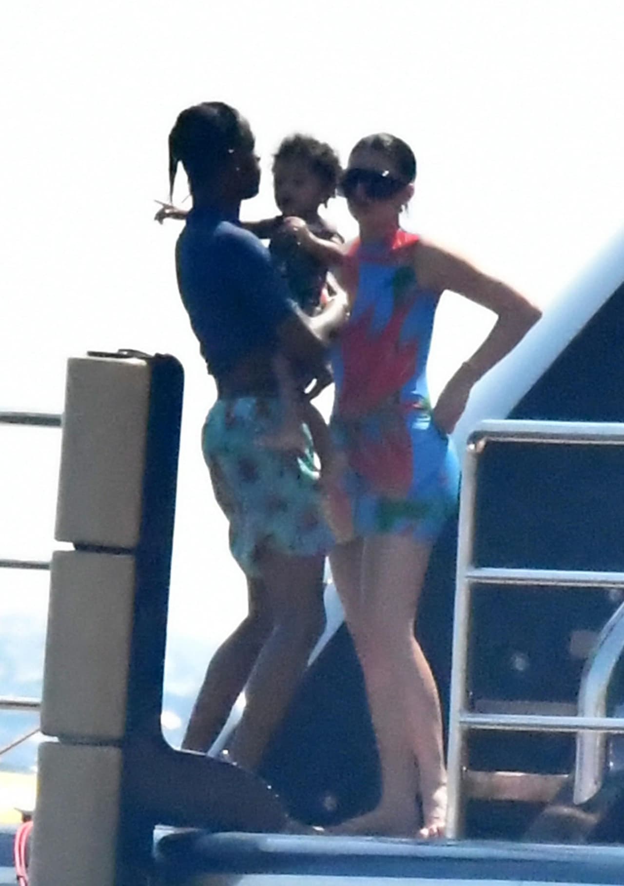 De acuerdo con 
<b><a href="https://www.dailymail.co.uk/tvshowbiz/article-7355245/Kylie-Jenner-joins-nearest-dearest-launching-250m-superyacht-Italy.html" target="_blank">Daily Mail</a></b>, Kylie ha desembolsado 
<b>1.2 millones de dólares</b> por semana para alquilar la embarcación, que puede alojar a 22 invitados.