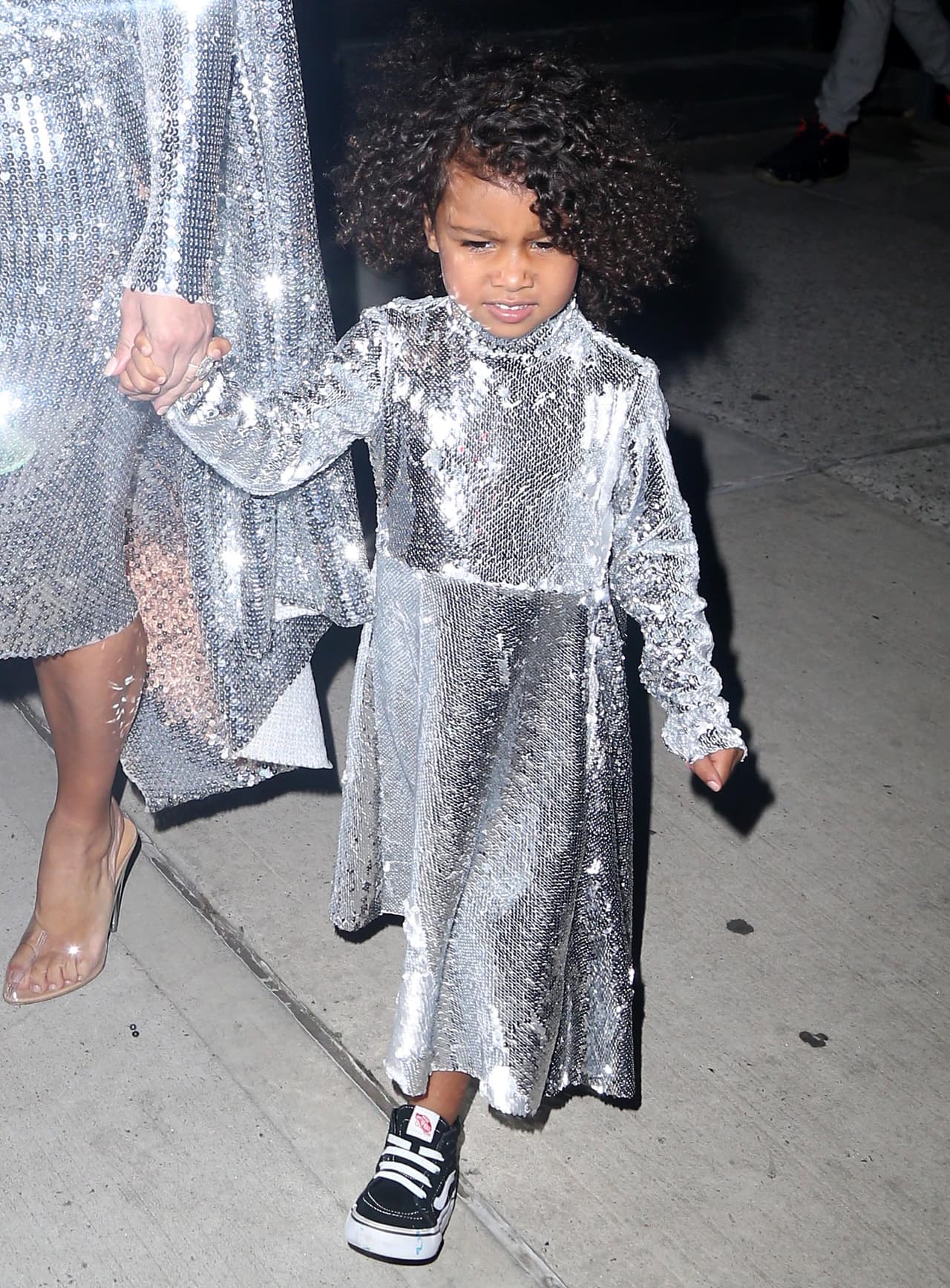 Esta vez mami e hija le atinaron con sus atuendos.