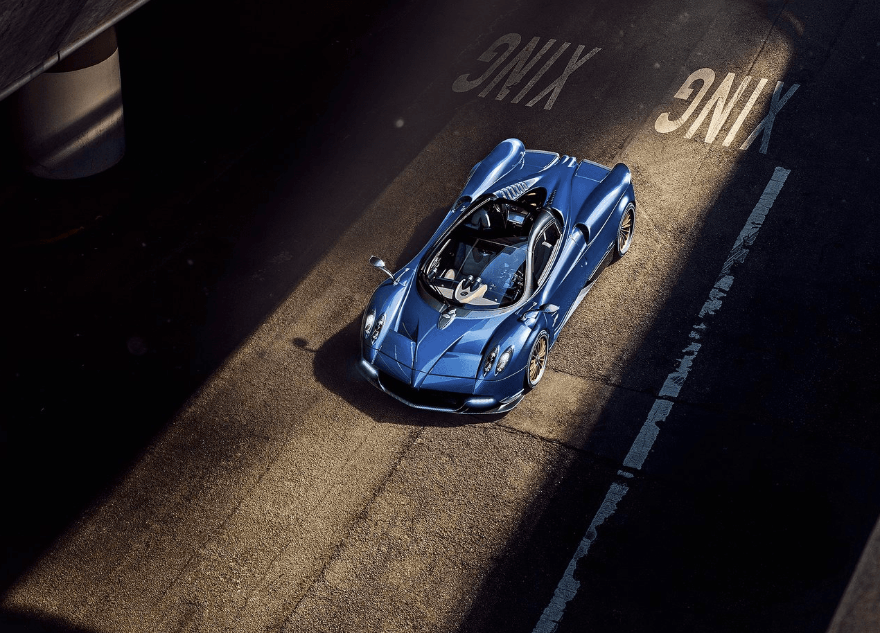 El Huayra Roadster tiene dos tipos de techo: un liviano de carbono con centro de vidrio que le da apariencia de coupé. El otro es cubierto, también en carbono, fácil de almacenar en el interior del vehículo. Se pueden montar y desmontar rápidamente.