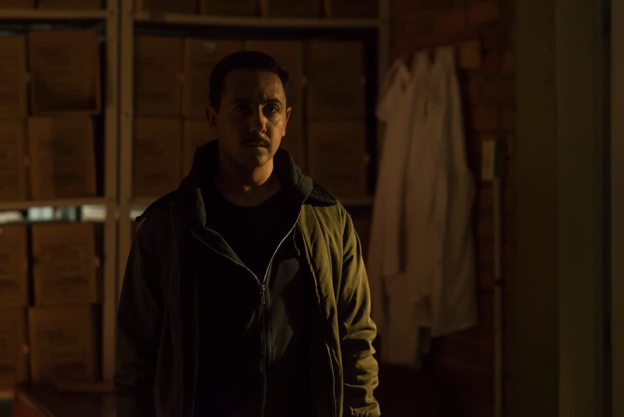 <b><a href="http://www.univision.com/series/el-chapo/humberto-busto-es-don-sol-en-el-chapo" target="_blank">‘Don Sol’</a></b> no se conformaba con ser asistente del general Blanco y ambicionaba más poder. Para conseguirlo puso en marcha un peligroso plan. Tras descubrir que en
<b><a href="http://www.univision.com/series/el-chapo/el-chapo-don-sol-descubrio-el-oscuro-pasado-del-general-blanco-escena-video" target="_blank">el pasado el general Blanco había múltiples acusaciones de violaciones contra mujeres</a></b>, aprovechó la oportunidad para quitarlo del camino.