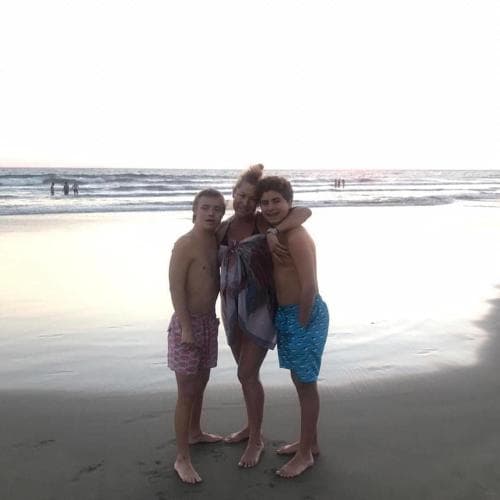 "Figura paterna solo hay una, es su padre, y ellos sí tienen papá, pero 
<b>figura masculina, en primer lugar está mi papá</b>, mis hermanos, Alex particularmente, que es el que más cerca está de ellos, mi asistente que me ayuda en ciertas cosas y, pues, nada más", resaltó en el show. 
<br>