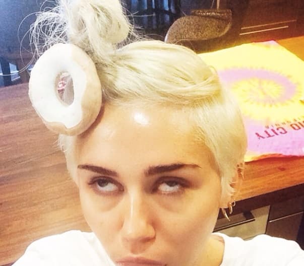 Hacer el ridículo en la red es una de las especialidades de Miley Cyrus, quien hace todo tipo de cosas para llamar la atención.