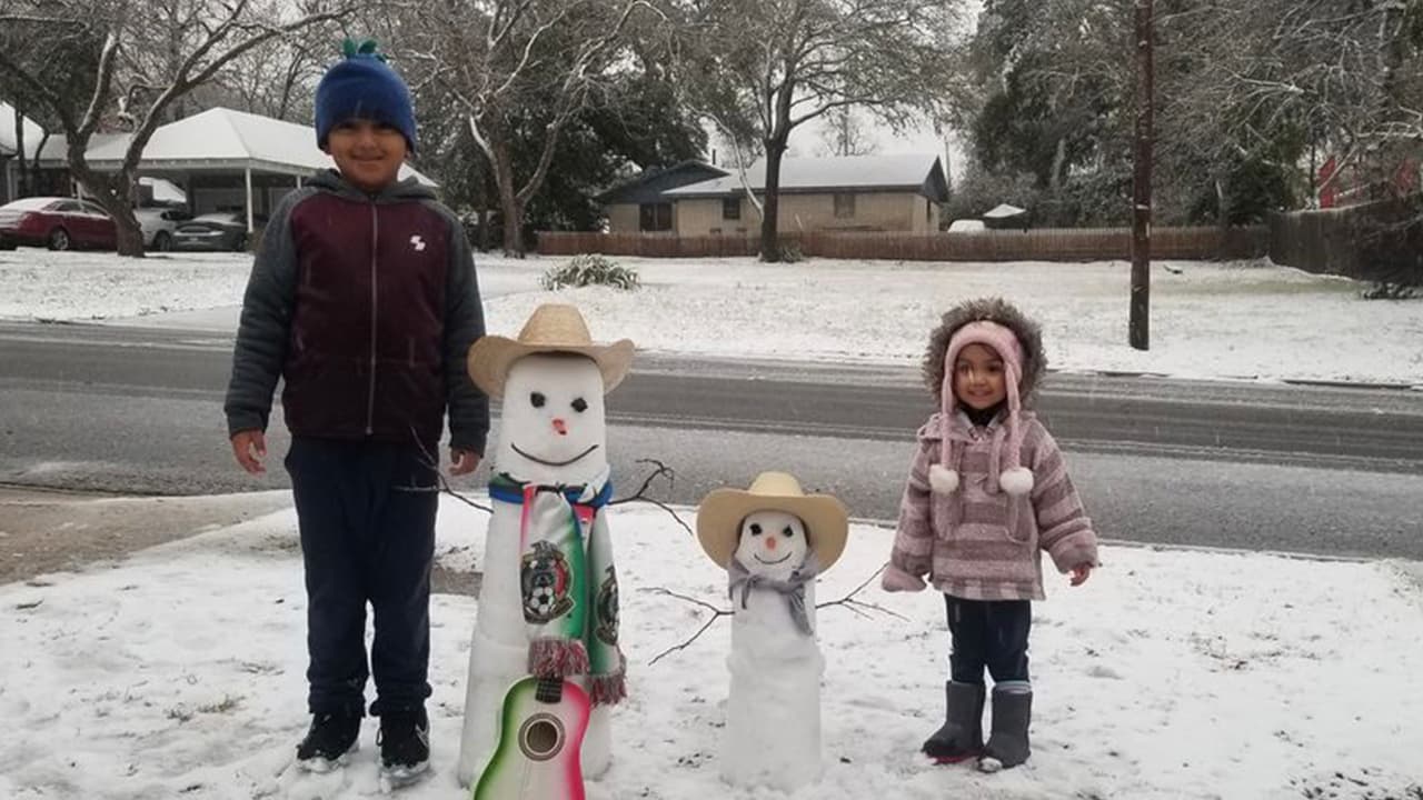 La familia Mata hizo dos muñecos de nieve y nos envía saludos con esta foto desde Brenham.