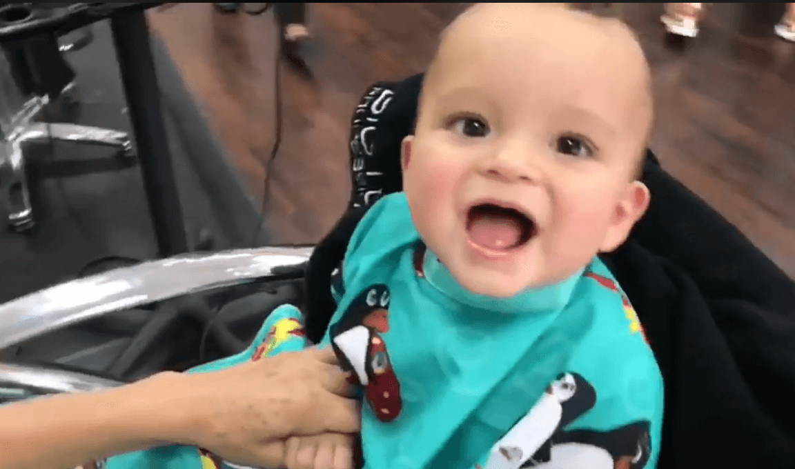 La abuela respondió que lo principal es tener una buena actitud al hacerlo, además dijo que conocía otras tácticas para que no lloraran en sus manos: “yo fui maestra de niños, yo sé cómo convencerlos”.