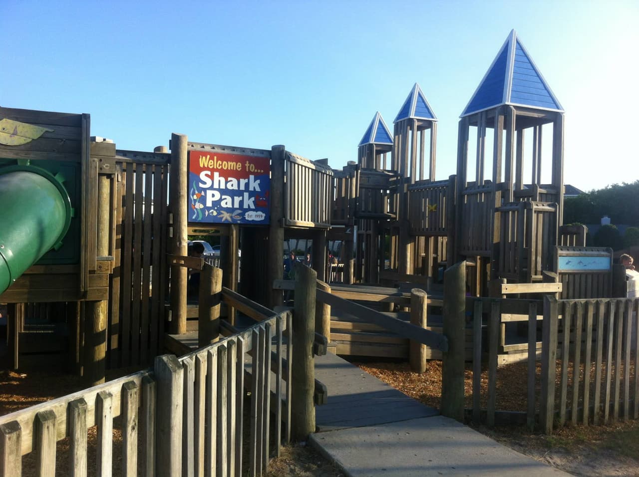 <b>Brigantine Shark Park </b>:Este parque infantil construido por la comunidad tiene un lado dedicado a los más pequeños, completo con columpios, toboganes más pequeños, balancines, tiburones montables y estructuras más fáciles de escalar.