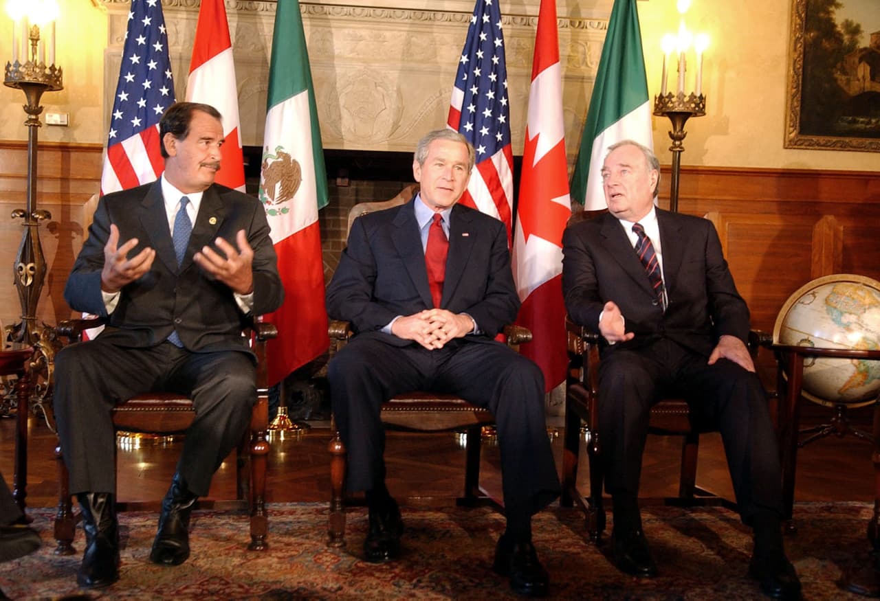 El presidente mexicano Vicente Fox y el primer ministro canadiense Paul Martin fueron invitados al rancho del presidente George W. Bush.
<br>
<br>Esta reunión informal fue el inicio de la costumbre de discutir periódicamente al más alto nivel los temas de las relaciones entre los tres países, especialmente las referentes al tratado de libre comercio NAFTA, rebautizado como USMCA/T-MEX en 2020.
<br>