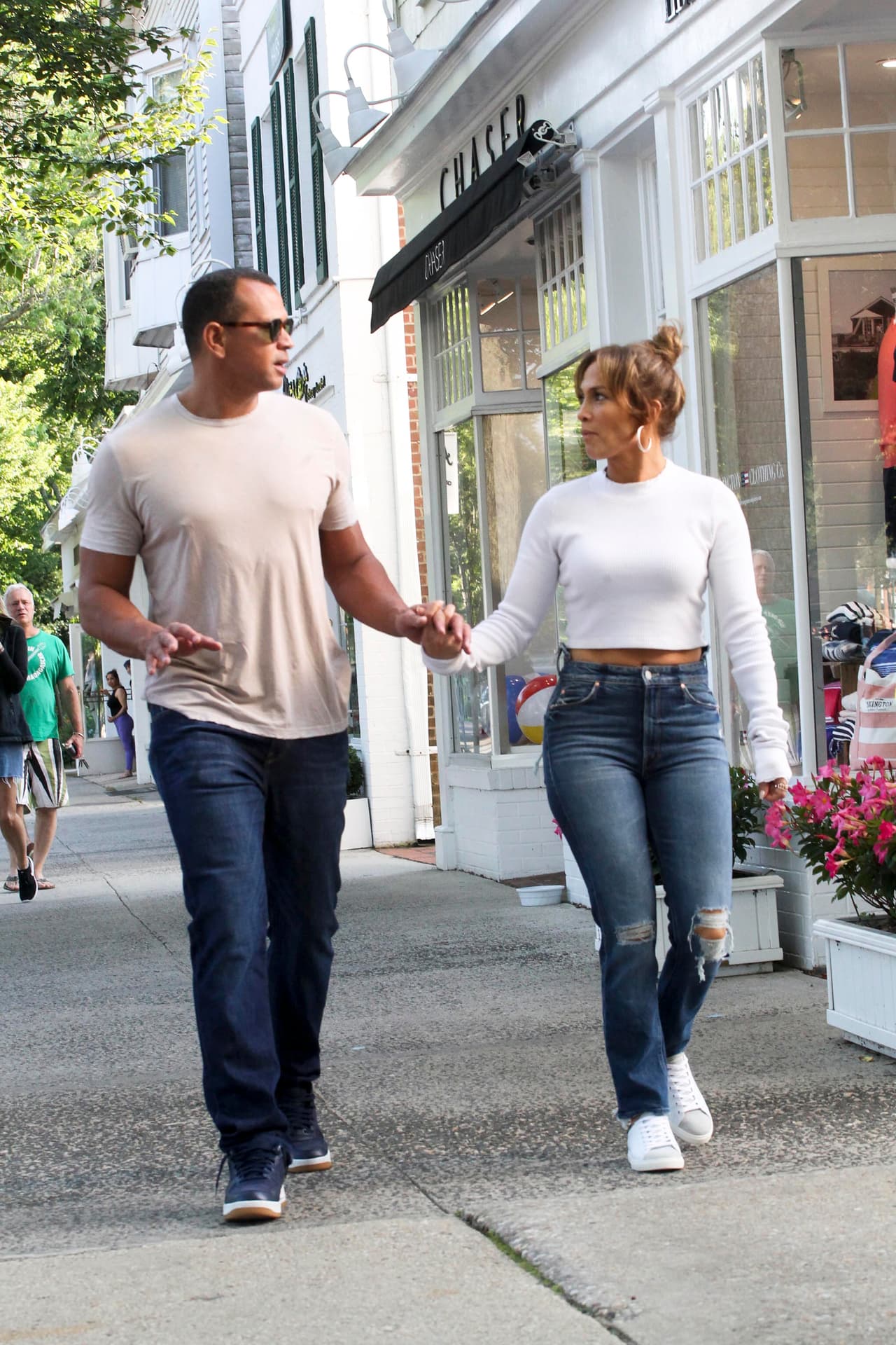 Y por más cubierta que esté sabe ocupar esos accesorios de ropa femenina que permiten resaltar los atributos de toda mujer.